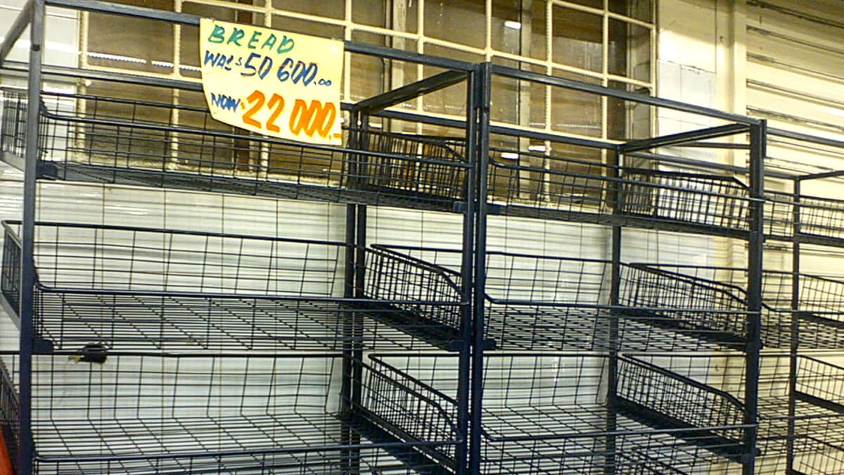 Tyhjiä leipähyllyjä hararelaisessa kaupassa vuonna 2007.