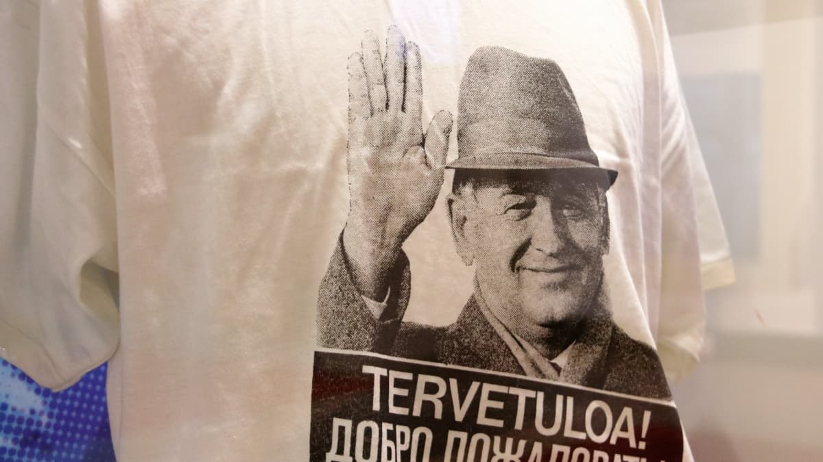 Mihail Gorbatshovin kuva t-paidassa.