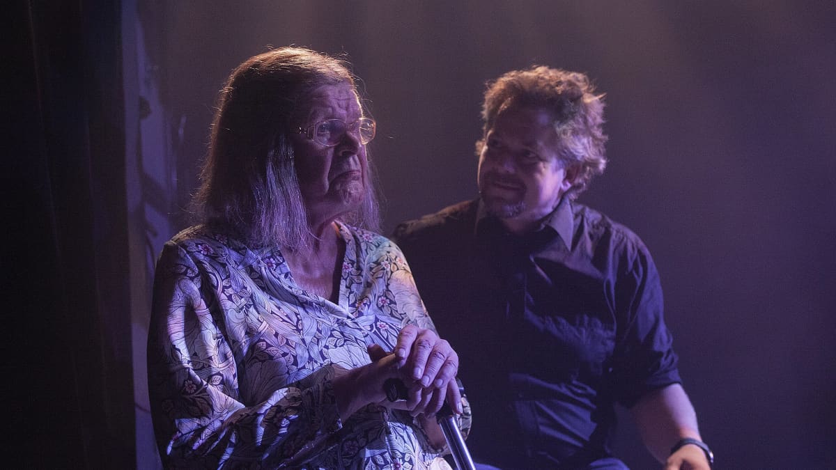 Marja-Terttu Zeppelin (Heikki Kinnunen) ja Piano Larsson (Klaus Klemola) ovat näytelmässä vieraantunut aviopari.