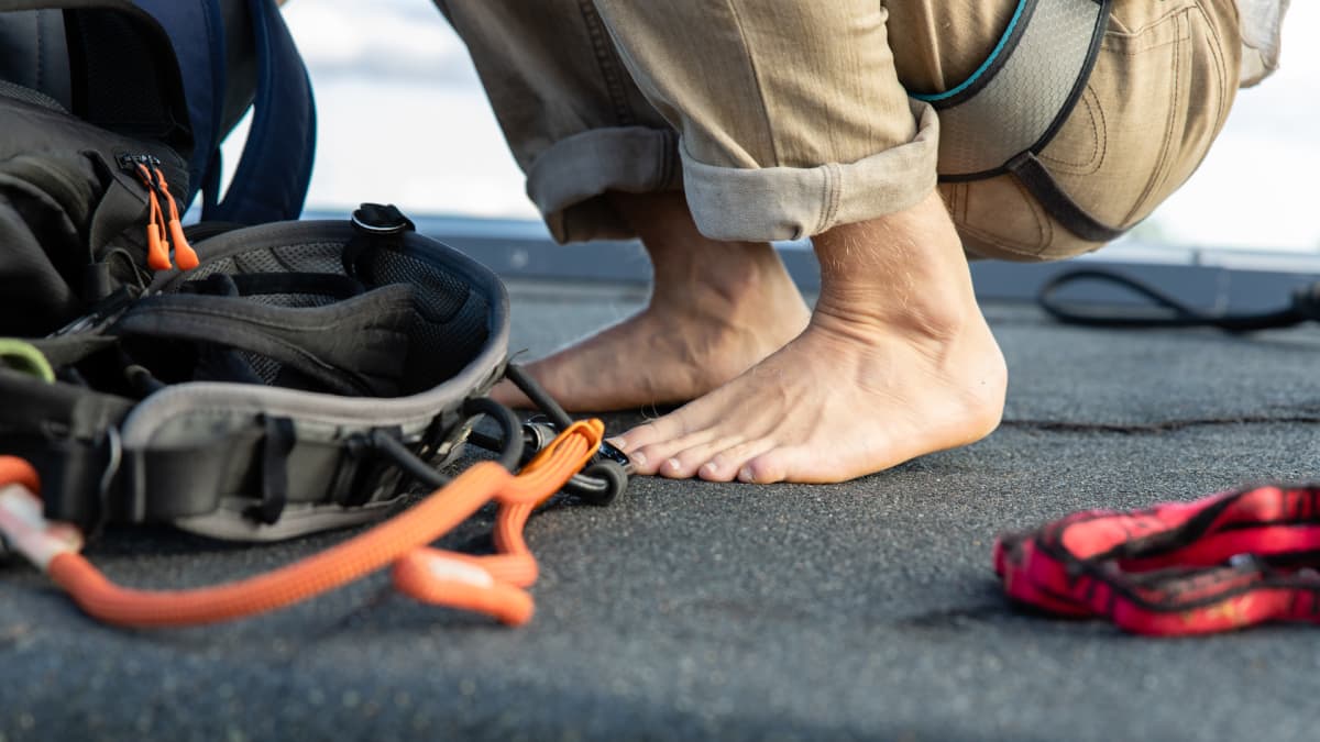 Slackline-harrastajia Lappeen Marian kirkon ja Osuuspankin kattojen väliin viritetyllä liinalla.