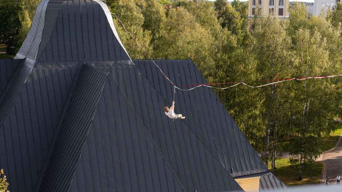Slackline-harrastajia Lappeen Marian kirkon ja Osuuspankin kattojen väliin viritetyllä liinalla.
