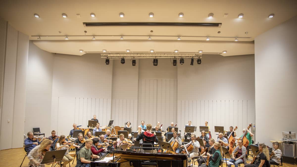 Joensuun kaupunginorkesteri harjoittelee Carelia-salissa.