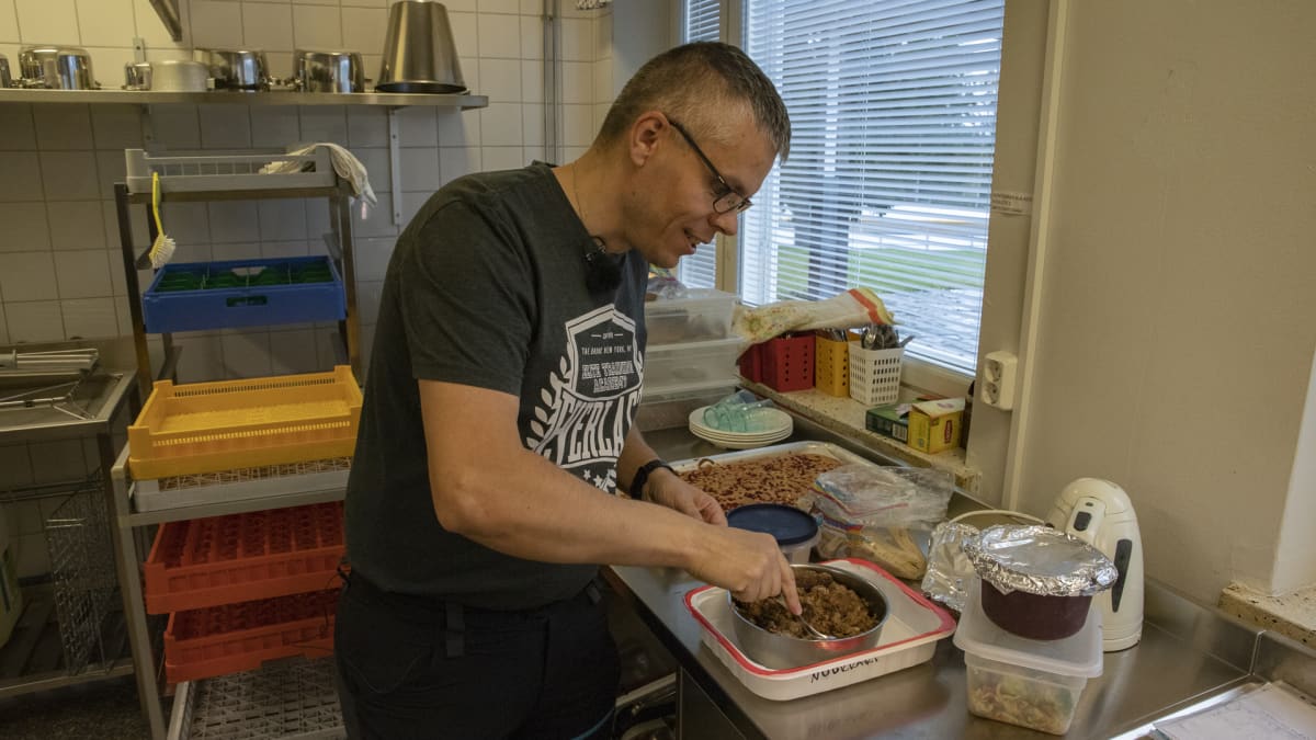 Nuoriso-ohjaaja Jani Leinonen hämmentää maksalaatikkoa Kontiomäen koulun keittiössä.