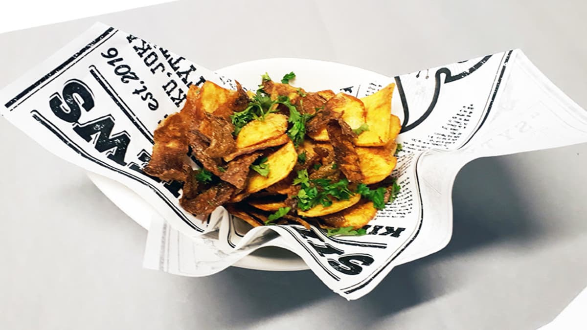 Ruoka-annos, jossa on friteerattuja perunankuoria