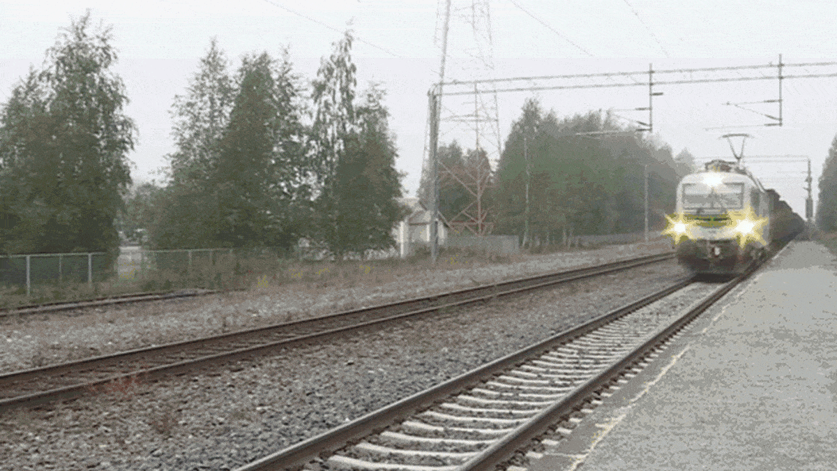 Juna ajaa Muhoksen juna-aseman ohitse.