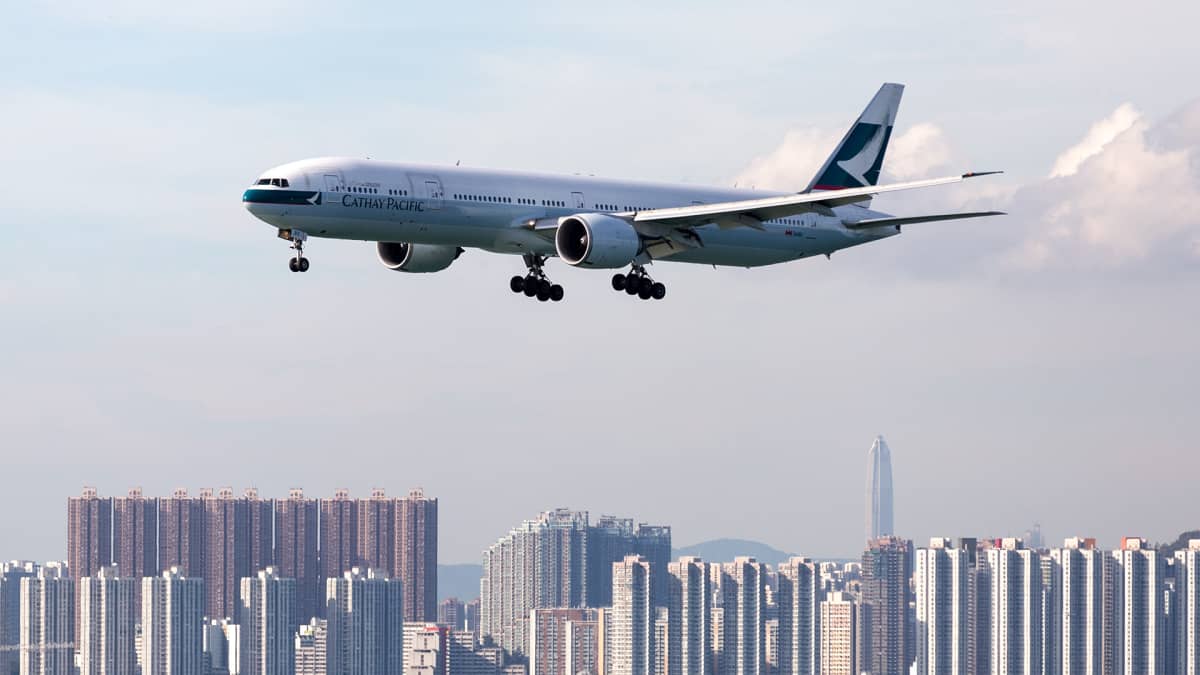  Cathay Pacific Airwaysin lentokone laskeutumassa Hongkongin lentokentälle.