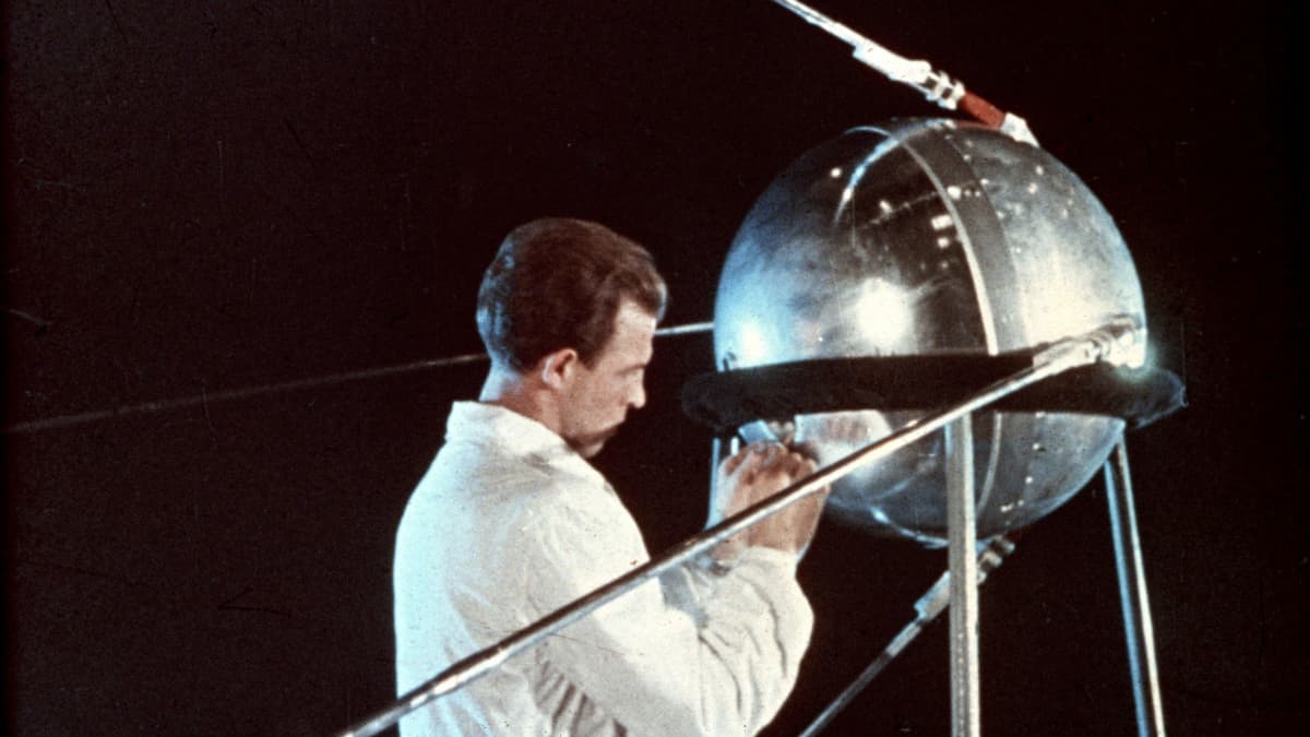 Neuvostoliitto laukaisi ensimmäisenä maailmassa keinotekoisen Maata kiertävän satelliittin Sputnik 1:en vuonna 1957.