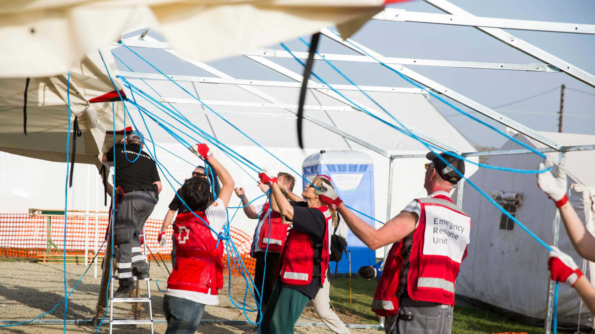 Punainen Risti auttaa maahan tulleita turvapaikanhakijoita pakolaisleireillä. Kuva on vuodelta 2016.