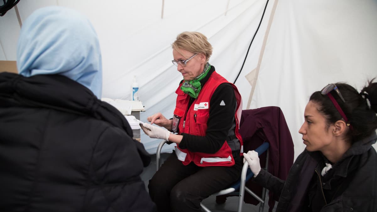Kätilö Arja Savolainen hoitaa naisia klinikalla Nea Kavalan pakolaisleirillä Pohjois-Kreikassa. Kuva on vuodelta 2016.