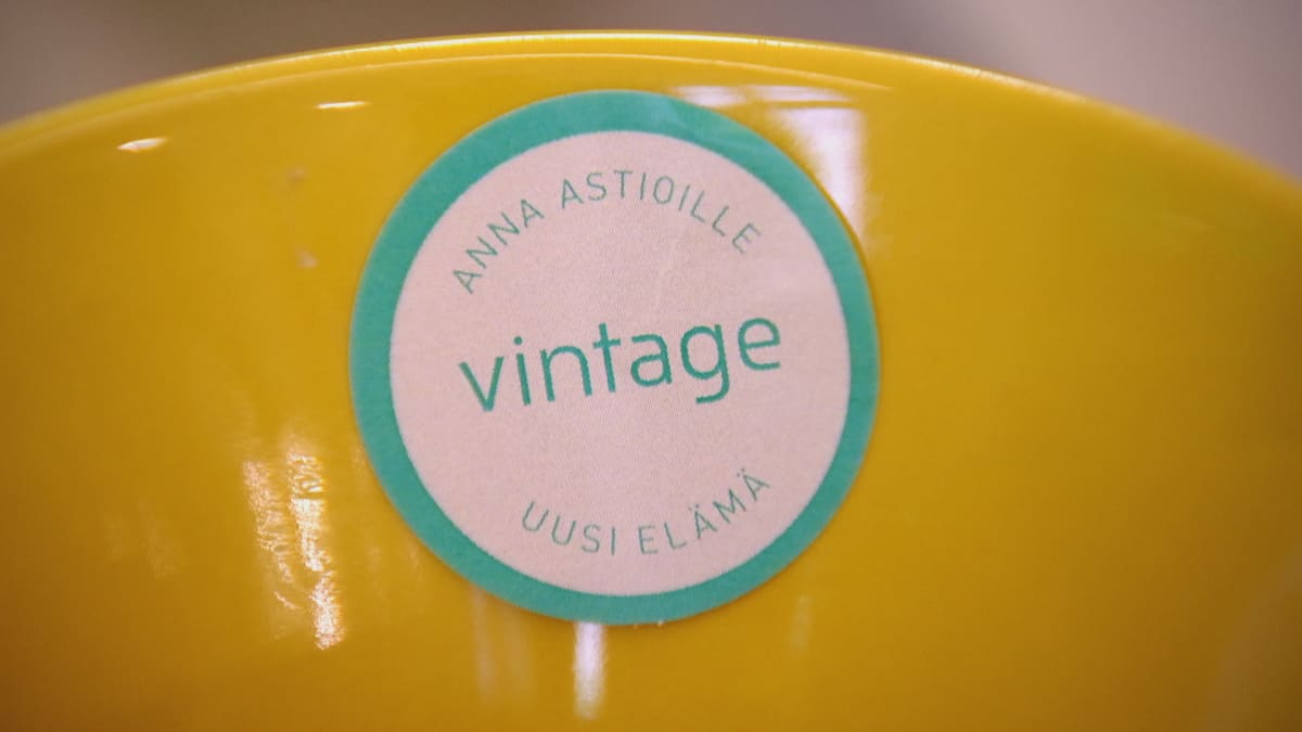 Vintage-leima keltaisessa astiassa 