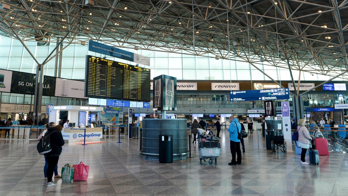 Matkustajia lähtöterminaali 2:ssa Helsinki-Vantaan lentokentällä varhain aamulla 23. syyskuuta.