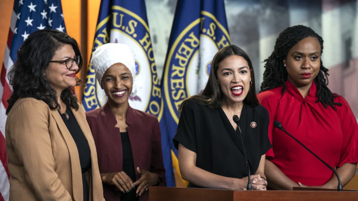 Demokraattiedustajat Rashida Tlaib, Ilhan Omar, Alexandria Ocasio-Cortez, and Ayanna Pressley puhuivat presidentti Trumpin tviiteistä Washingtonissa 15. heinäkuuta. 