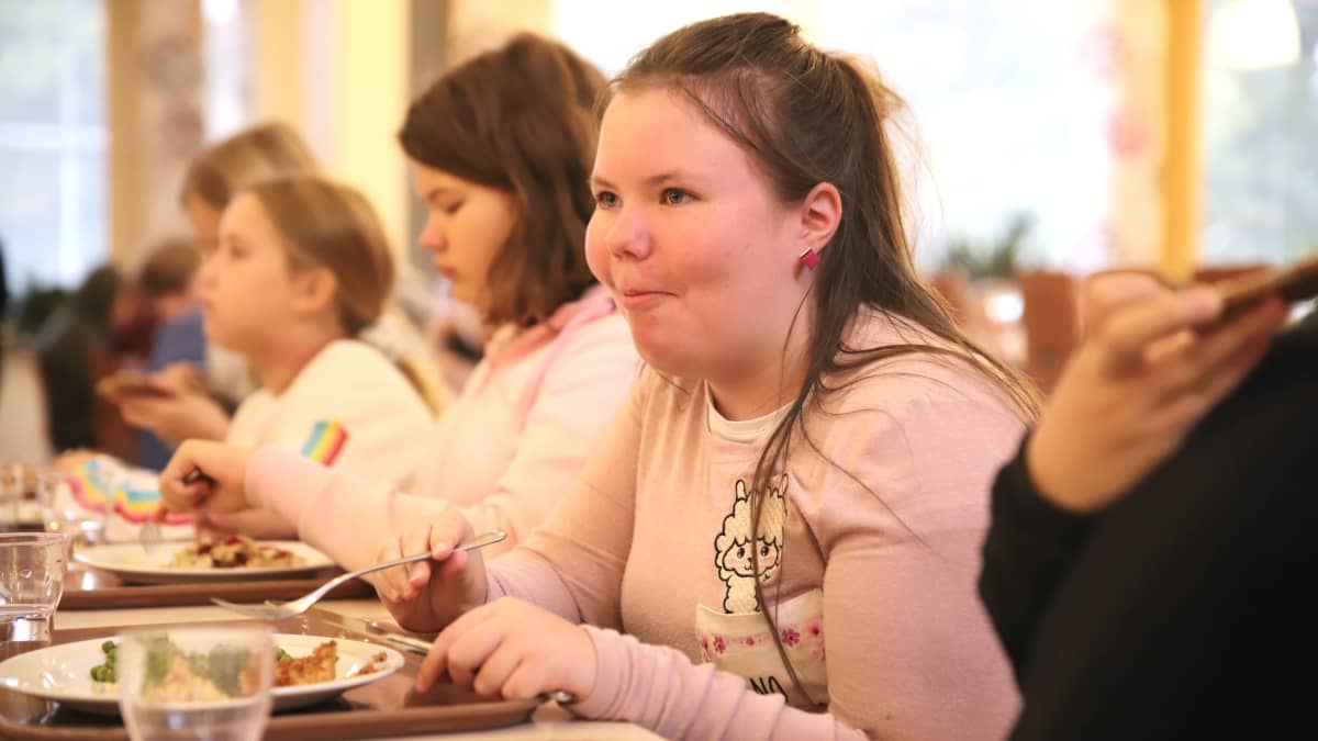 Koululaiset maistavat hyönteisruokaa Porissa.