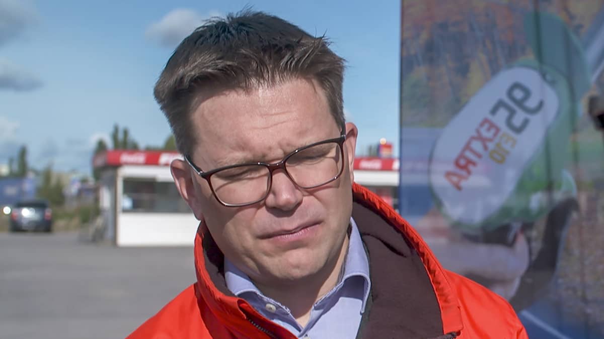 St1:n myyntijohtaja Mikko Reinekari ulkona St1:n Hermannin asemalla.