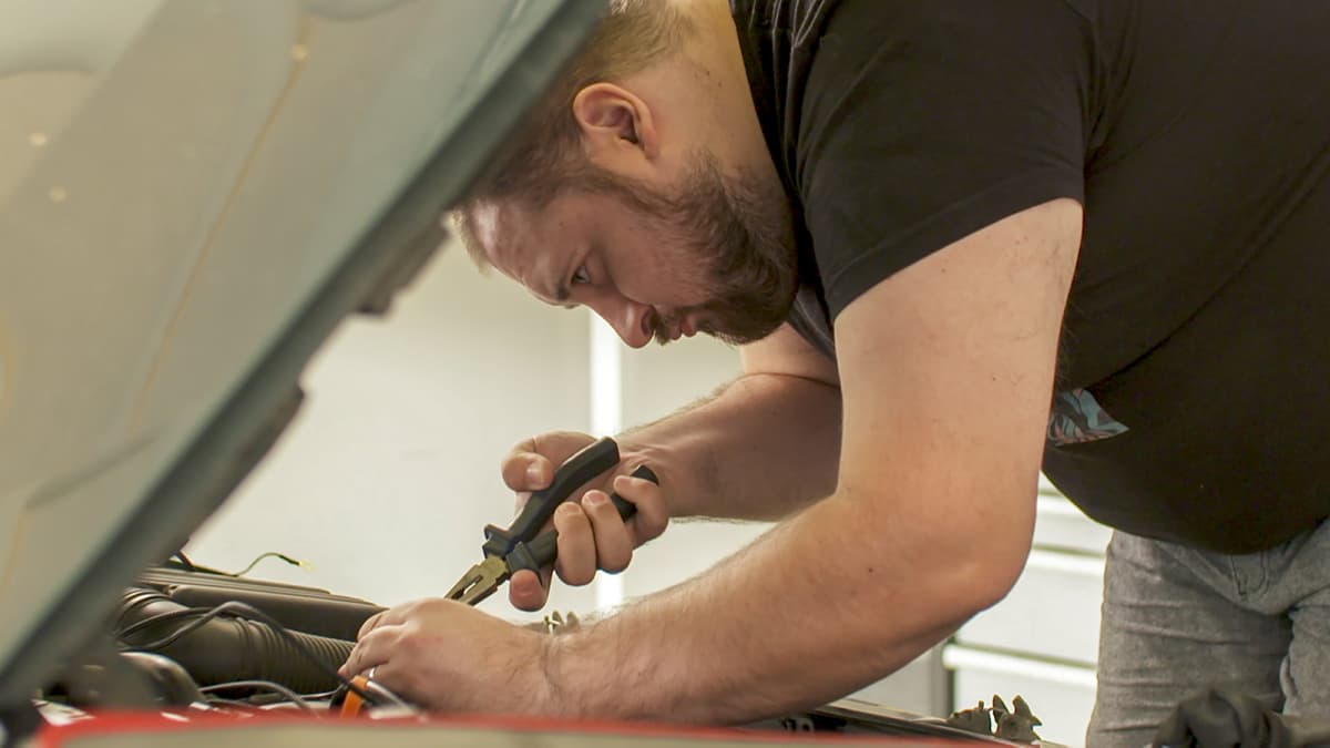 Serko Nieminen (eFlexFuel / StepOne Tech Oy) asentaa pihdit kädessä etanolimuutossarjaa Citroen Xantiaan Pirkkalan asennushallissa.