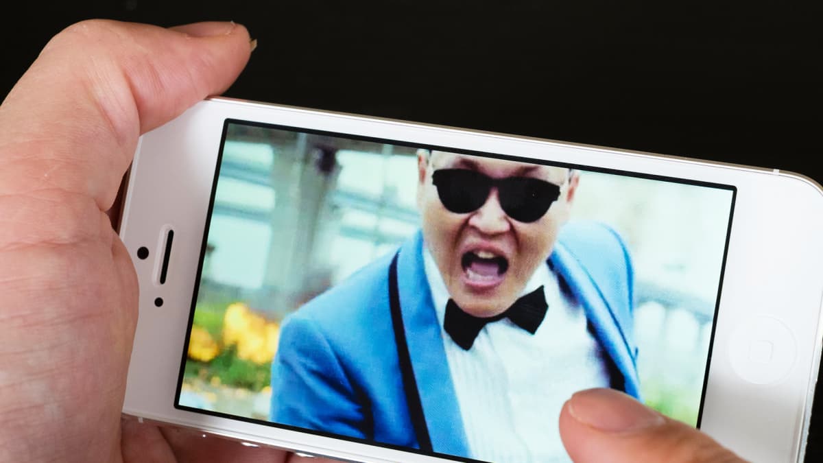 PSY:n Gangnam Style-video kännykän näytöllä.