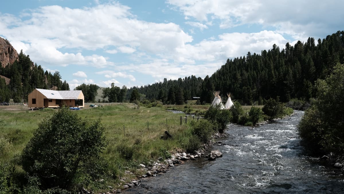 Studio Puisto suunnitteli Montanaan Yhdysvaltoihin yksityisen matkailukohteen. Valmiiseen kokonaisuuteen liittyy useita rakennuksia, kuten jokikylpylä, jossa on suomalainen sauna. Kuvassa kesällä valmistunut pilottirakennus.