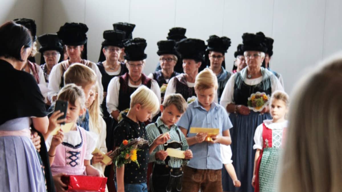 Maaseudulla kansallispuku on yhä osa tavallista juhlaperinnettä. Wienissä se yhdistetään helposti äärioikeistolaiseen ideologiaan. Glaneggissä paikalliset ovat pukeutuneet parhaimpiinsa sadonkorjuujuhlaa varten.