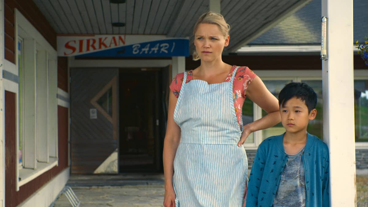 Anna-Maija Tuokko ja kiinalainen lapsinäyttelijä Lucas Hsuan.