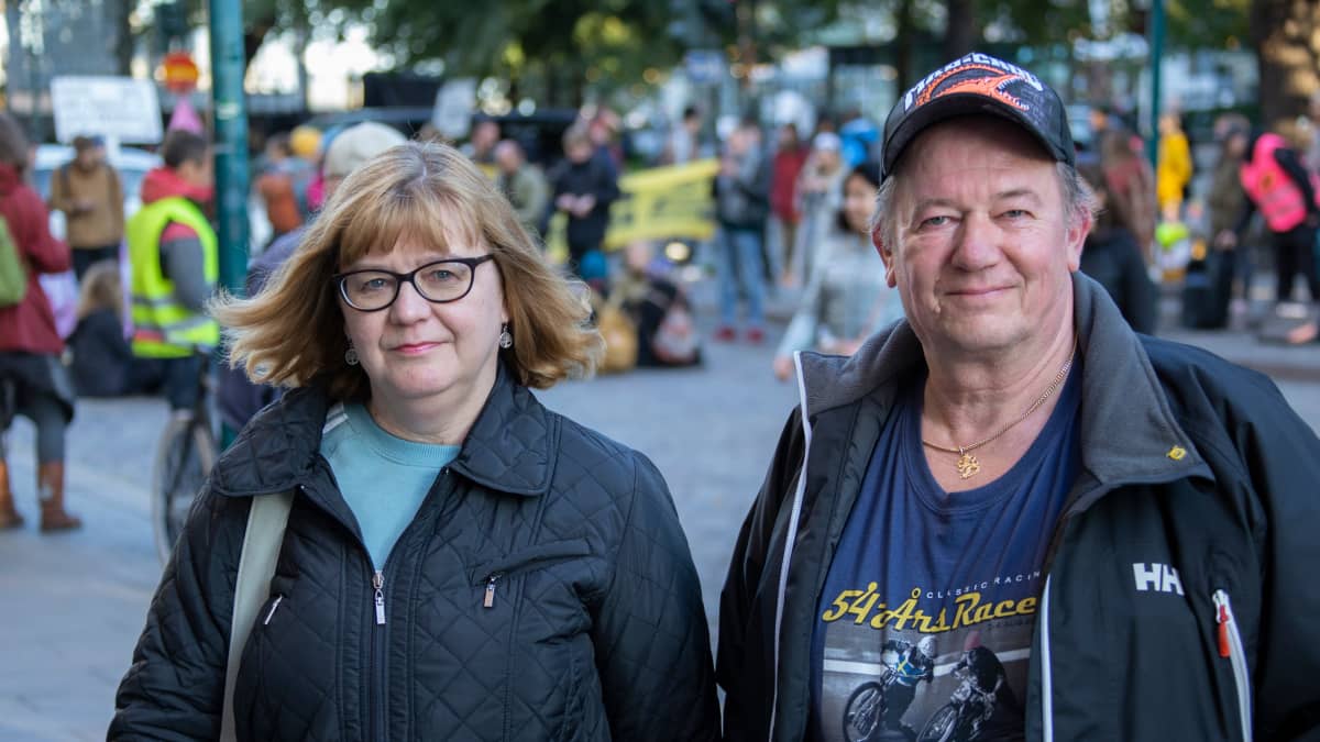Sari ja Kari Yrjänäinen eivät hyväksy luvatonta mielenosoittamista, vaikka asia olisikin tärkeä.  "Asia hyvä, konsti huono, sanoo Sari Yrjänäinen".