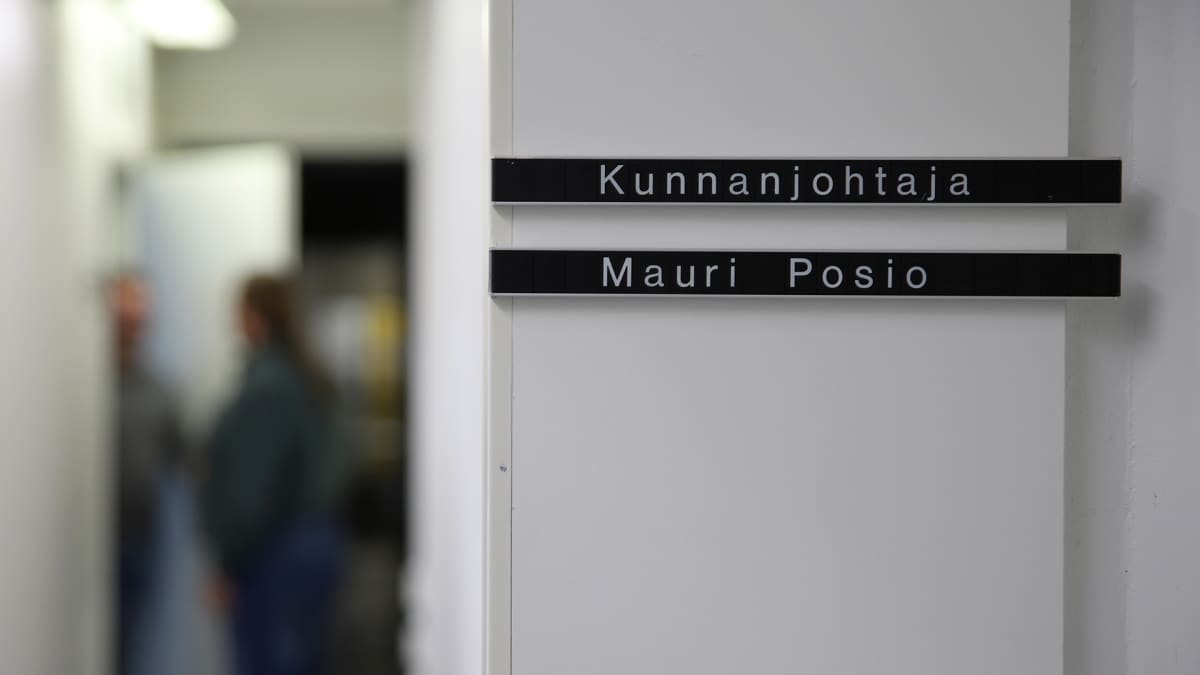 Nimikyltti Keminmaan kunnanjohtaja Mauri Posion ovenpielessä Keminmaan kunnanvirastolla.