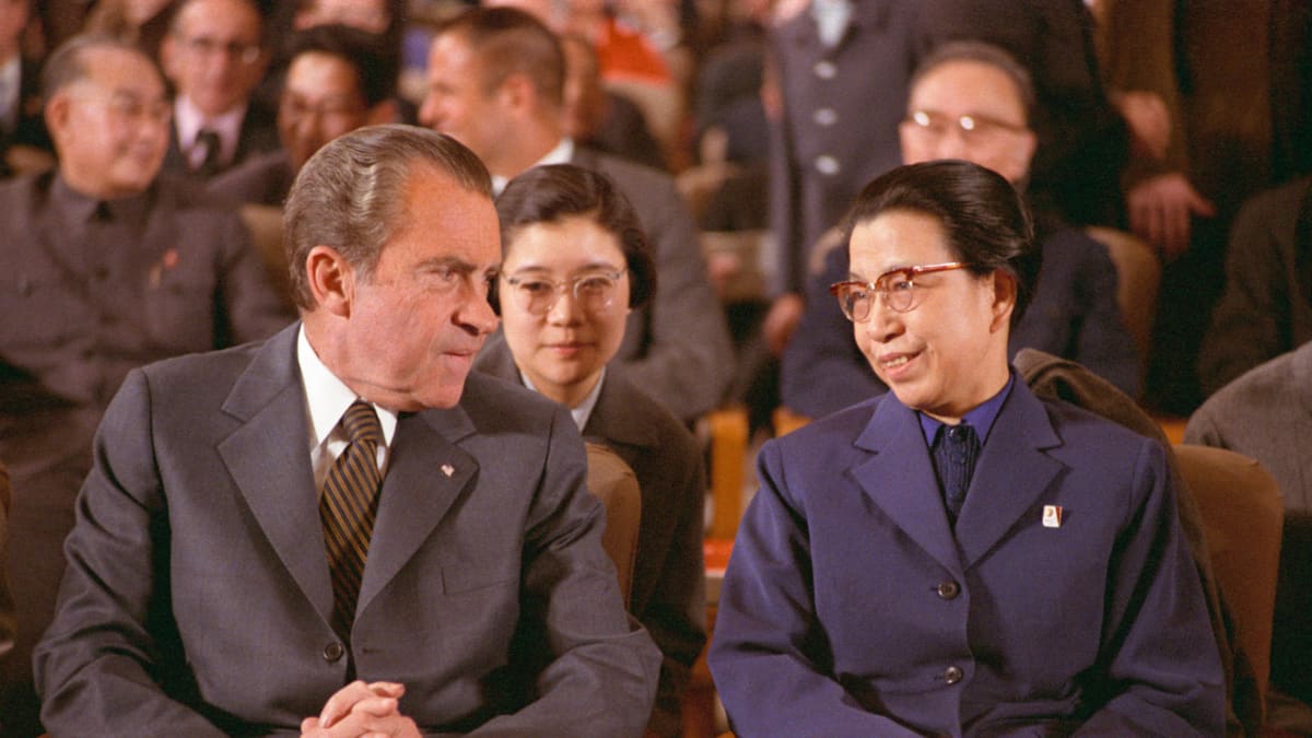 Yhdysvaltain presidentti Richard Nixon oopperassa. Maon vaimo Jiang Qingin kanssa valtiovierailulla vuonna 1972. Vaikutusvaltainen Jiang sai myöhemmin ehdollisen kuolemantuomion kulttuurivallankumouksen tapahtumien takia.