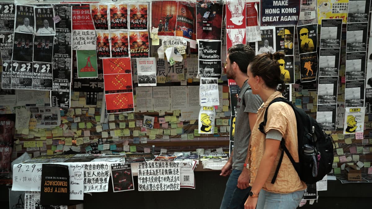 Hongkongin yliopistolla seinät ovat täyttyneet mielenosoituskutsuista ja demokratiaa vaativista julisteista. 