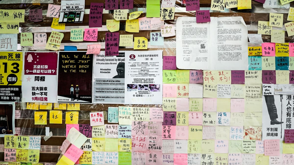 Eri puolille Hongkongia on noussut mielenosoituksia tukevia viestiseiniä, joille kuka tahansa voi jättää ajatuksen.