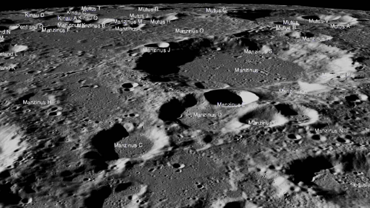 Kuun pintaa, johon on kirjoitetty kraatterien nimet.