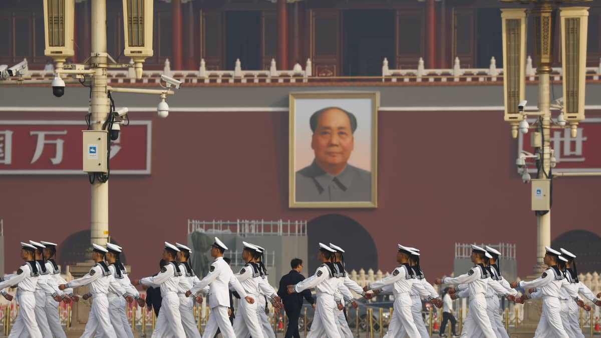 Sotilaat marssivat Tiananmenin aukiolla ennen seppeleenlaskuseremoniaa 30. syyskuuta 2019.