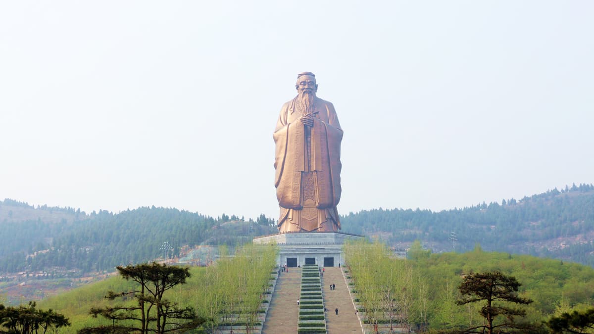 Maailman korkein Kungfutse-patsas Nishan-vuorella Kiinassa.