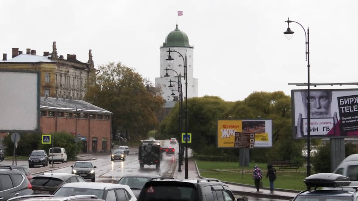 Viipurin liikennettä ja Viipurin linnan torni 1.10.2019.