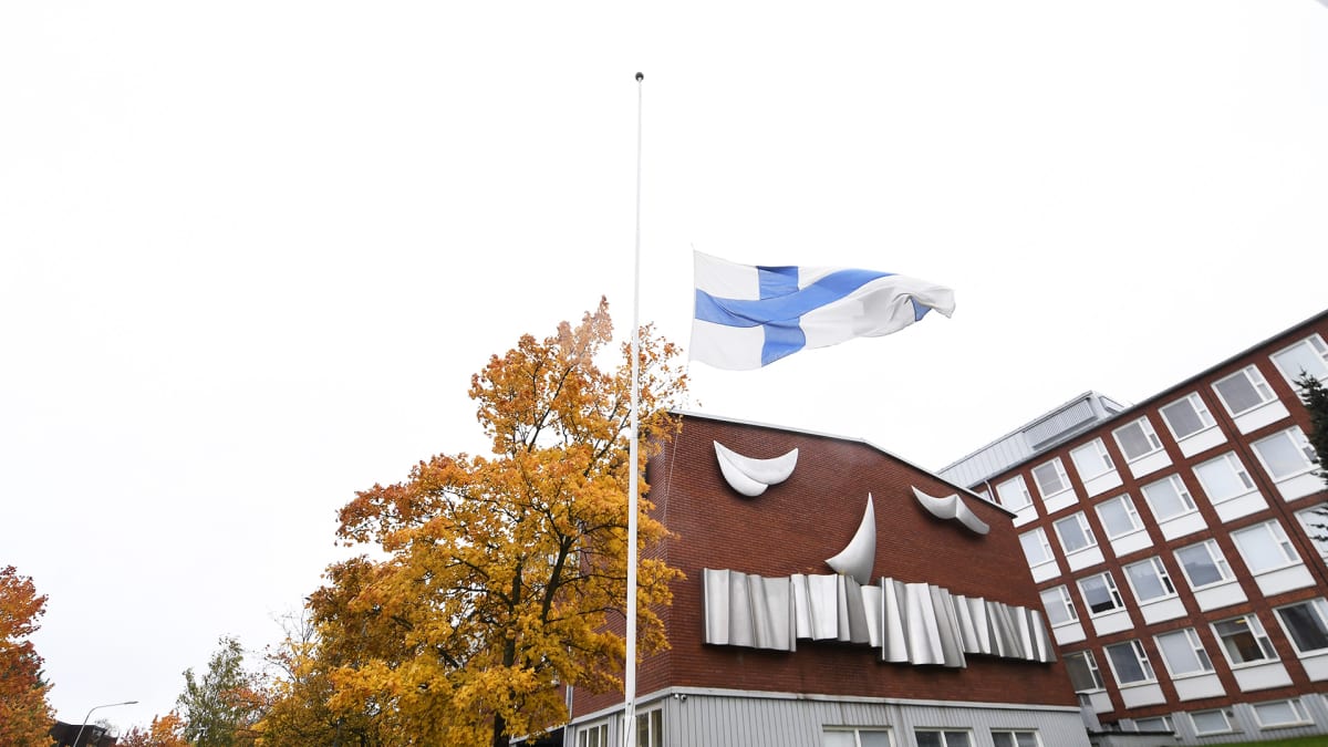 Suruliputus Savon ammattiopiston edustalla Kuopiossa 2. lokakuuta.