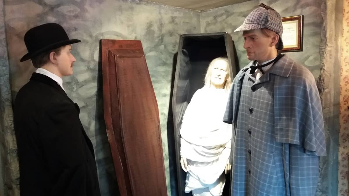 Sherlock Holmes ja tohtori Watson vahanukkeina lontoolaisessa museossa.