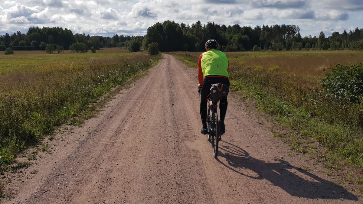 Vanhaa kylätietä Karjalankannaksella Muolaan Kirkkojärven maisemissa.