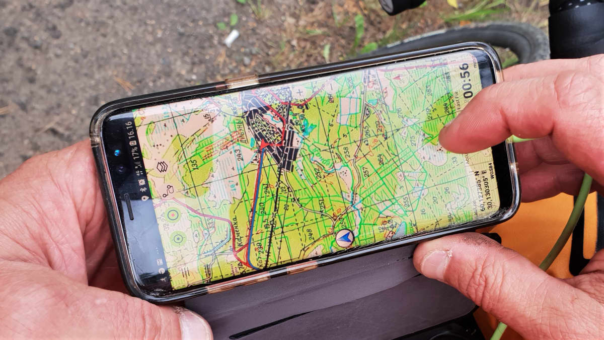 Pyöräilijä voi käyttää navigointiin venäläisiä maastokarttoja.