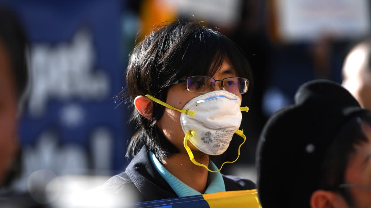 Hengitysmaskia käyttävä mielenosoittaja Hongkongissa.