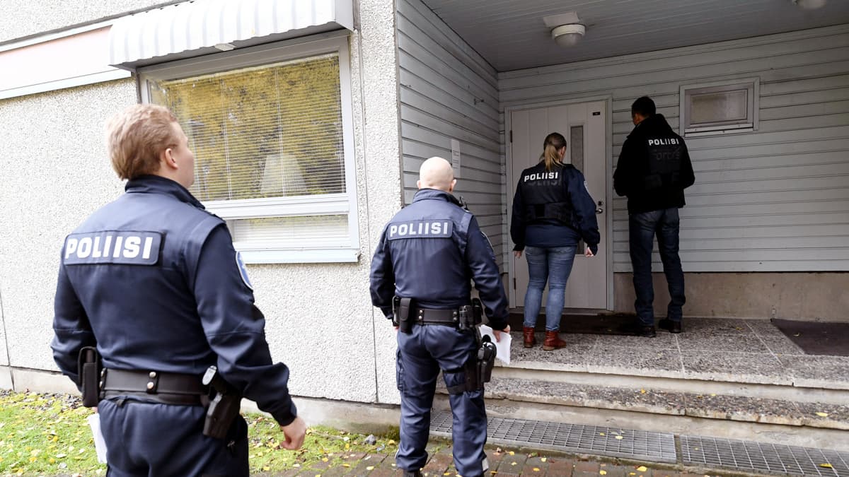 Poliisin tutkijat menossa opiskelija-asuntolaan Kuopiossa.