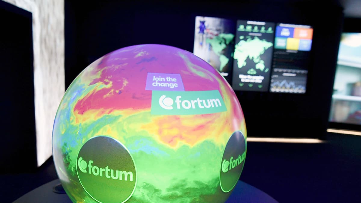 Fortumin interaktiivinen maapallo yhtiön showroom-tiloissa osavuosikatsauksen tiedotustilaisuudessa Fortumin pääkonttorilla Espoossa.
