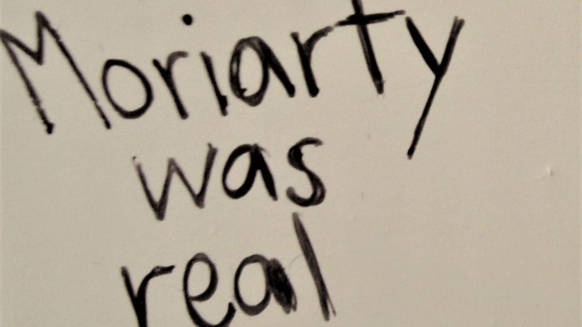 Yliopiston WC:n seinällä lukee: Moriarty was real 