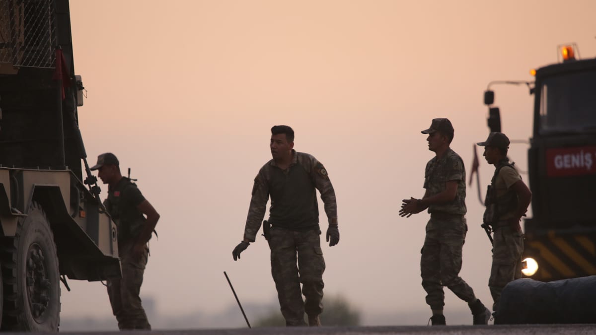 Turkkilaiset panssaroidut ajoneuvot Pohjois-Syyriassa kurdien alueella.