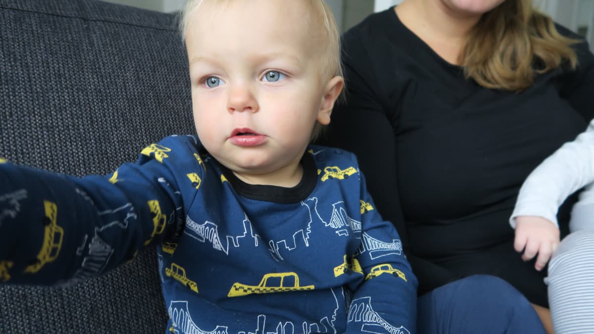 Pian 2-vuotias Niila Väänänen oli vauvana itkuinen ja levoton, mutta nyt reipas pikkumies. 