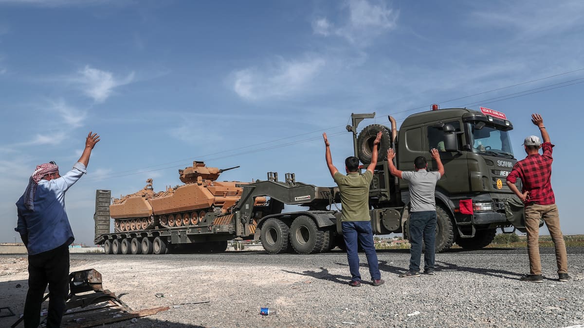 Turkin armeija siirtää kalustoa rintamalle.