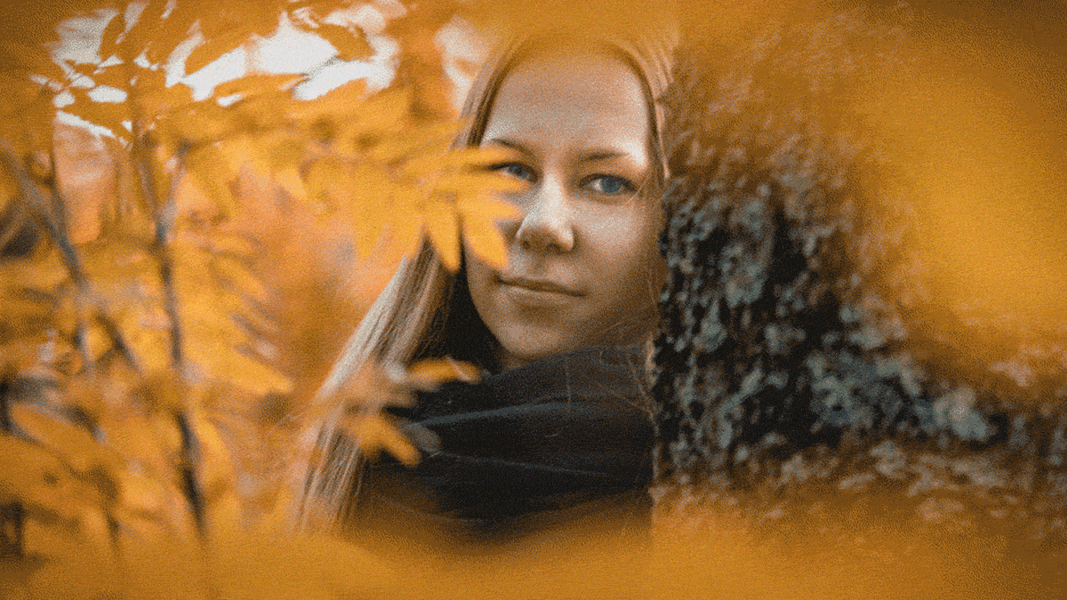 Nuori nainen katoaa kuvasta