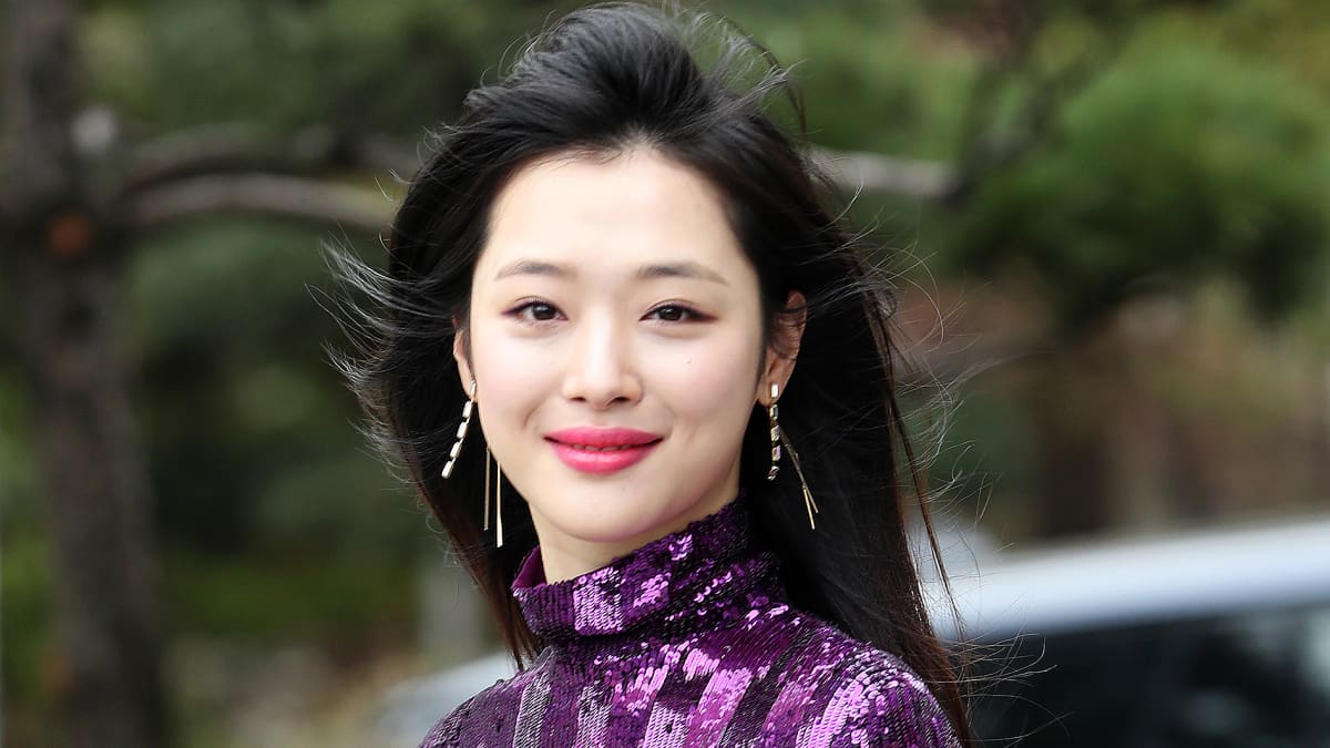 Etelä-Korelainen laulaja ja näyttelijä Sulli.