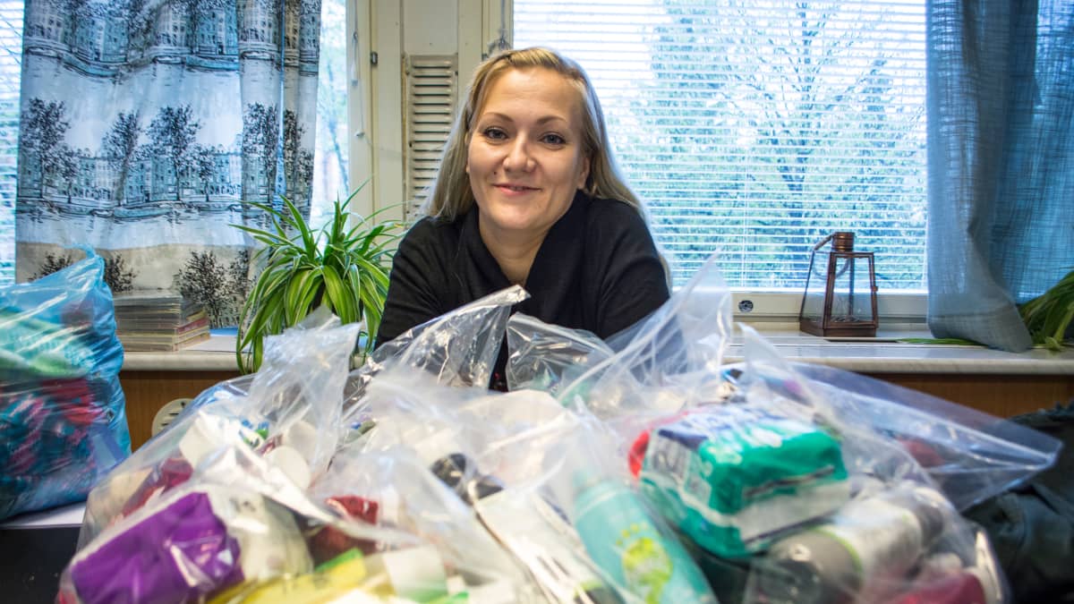 Saija Haikarainen Asunnottomien yön 2019 hygieniapakettien kanssa.