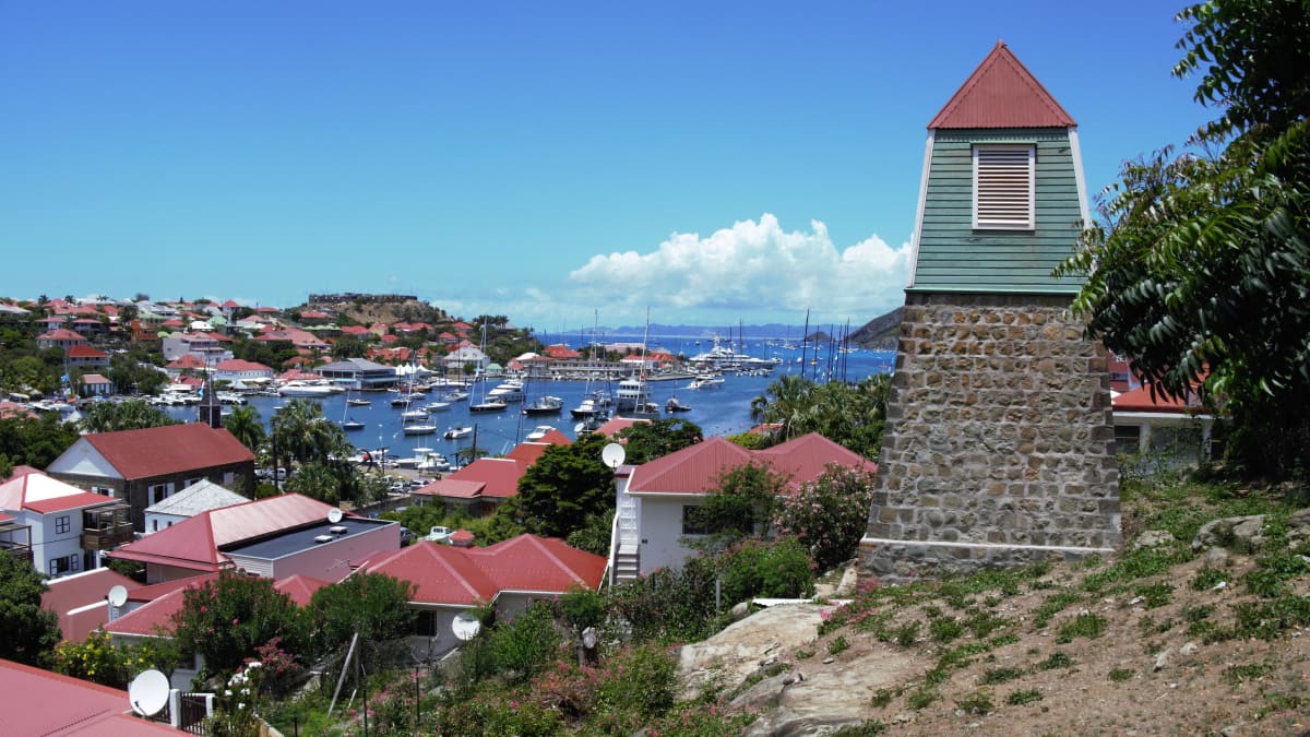 Saint-Barthélemy on nykyään luksusturismin kohde. Ruotsalaisten rakentamasta kirkosta on jäljellä vain kellotorni, taustalla purjeveneitä ja loistojahteja.
