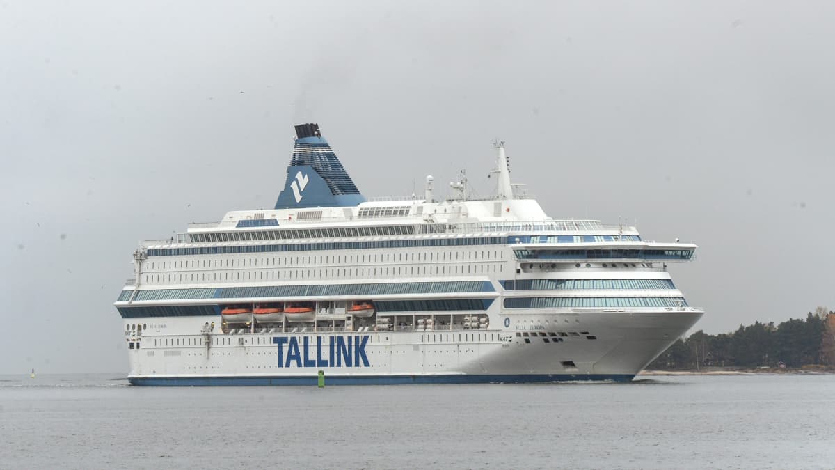 Tallink Silja Europa saapumassa Tallinnasta Helsingin Länsiterminaaliin sunnuntaina 20. lokakuuta. Viron poliisi löysi laivalta sunnuntaiaamuna Tallinnan satamassa kaksi kuollutta nuorta aikuista.