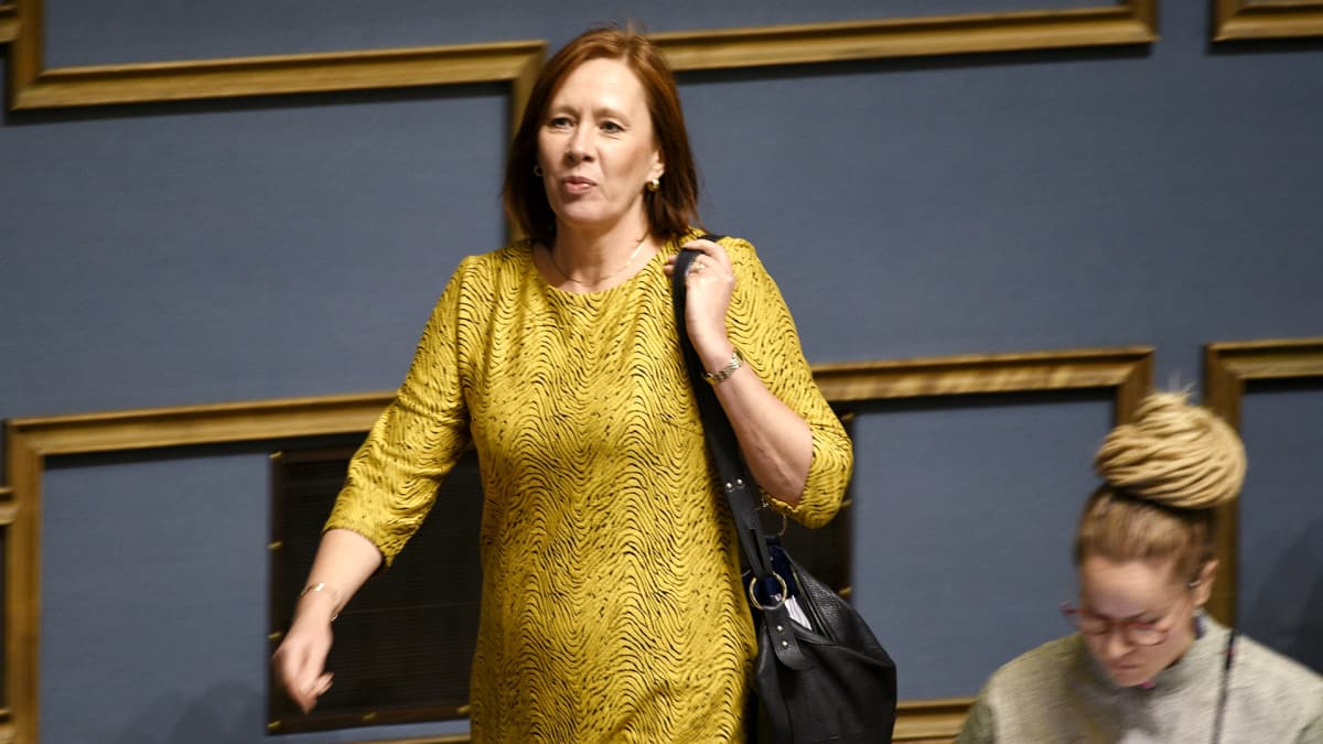 Sirpa Paatero eduskunnan täysistunnossa Helsingissä tiistaina.