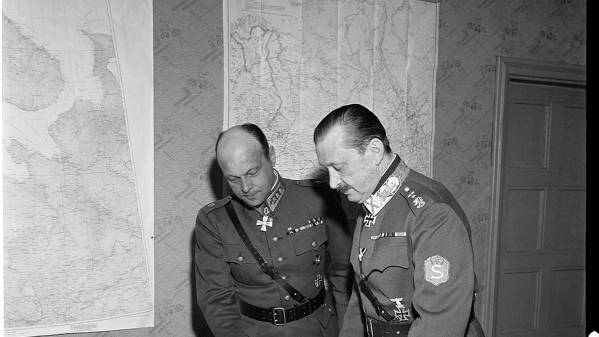 Mannerheim ja Heinrichs tutkimassa karttaa jatkosodan aikana.